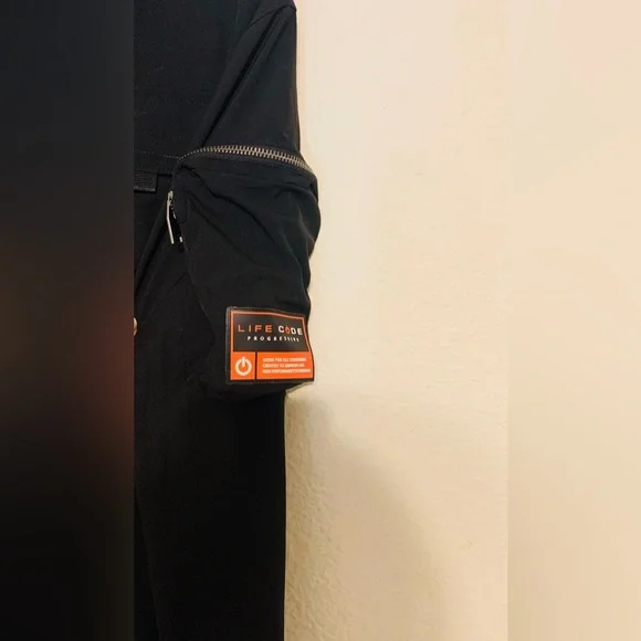 LIFE CODE
J03. BLACK PULLOVER WINDBREAKER
Like New Condition - Picture 6 of 10